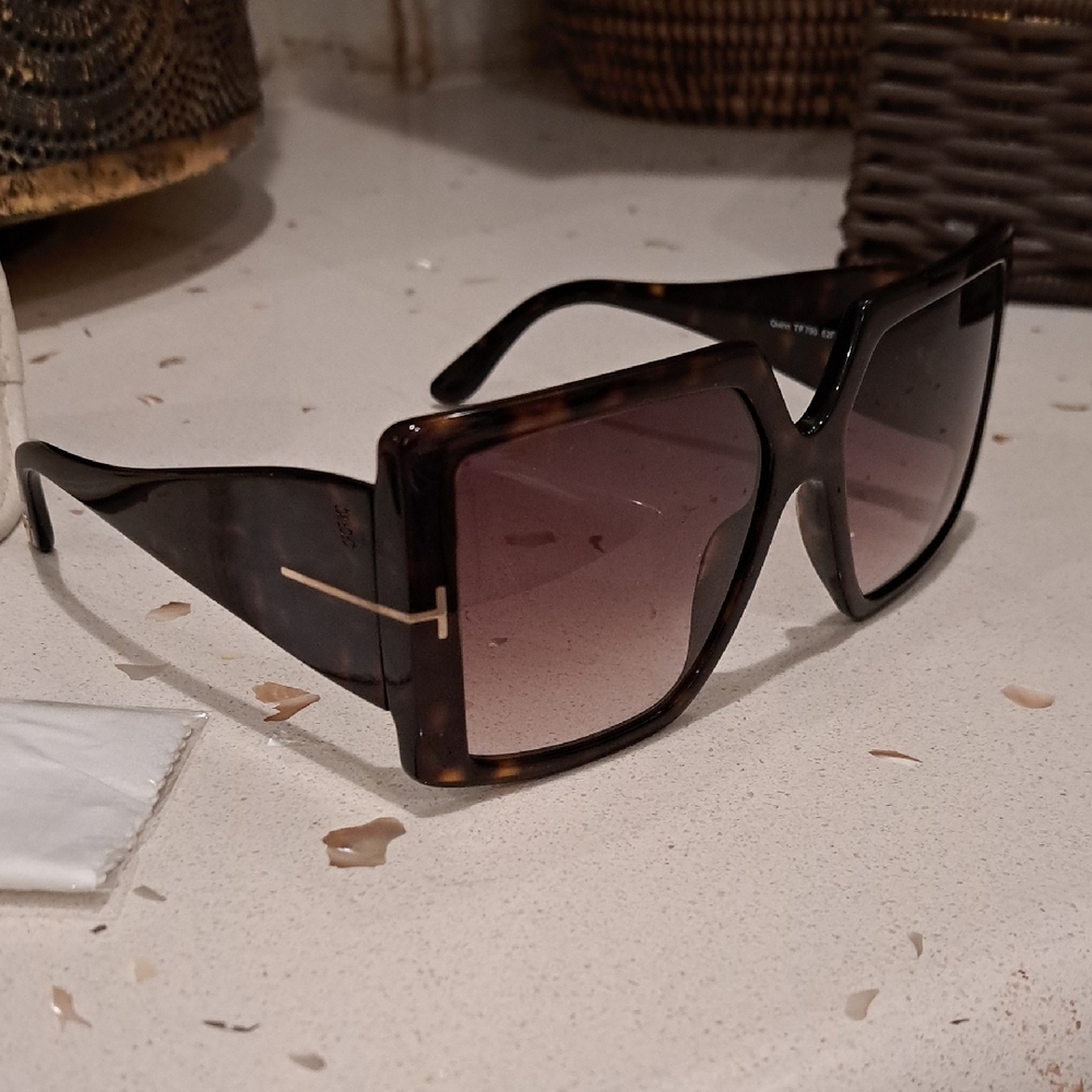 NWT Tom Ford Tortoiseshell Sunglasses with White Case - Picture 3 of 10